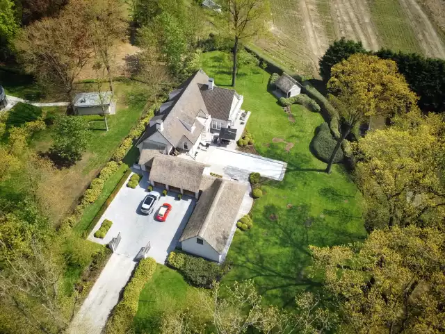 Luchtfoto modale villa genomen met drone door Laurens Behaeghe van INVAR landmeters